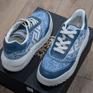 $925 VERSACE Greek Key Leather Low-Top Sneakers White/Baby Blue 43 US 10